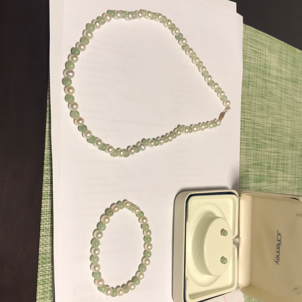 Pearl necklace, bracelet & earrings set.